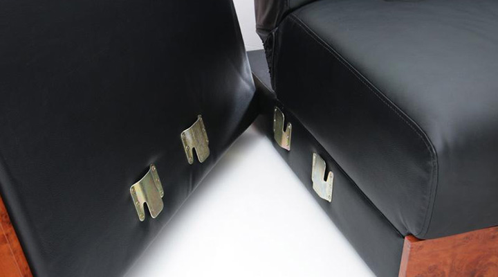 座面は金具で固定。