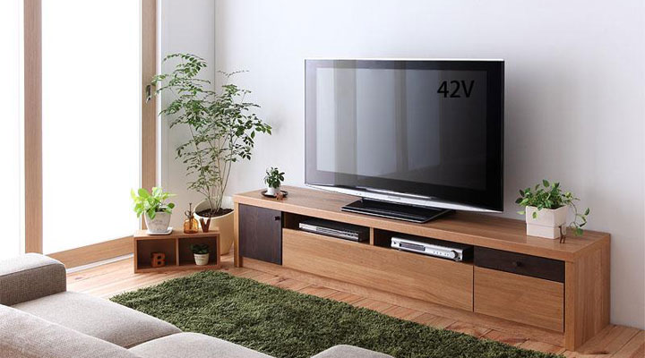 天然木を使ったテレビボード。